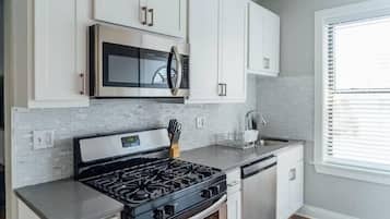 Classic Apartment, 1 Queen Bed | Private kitchen | Fridge, microwave, oven, stovetop
