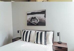 Skrivebord, strykejern/-brett og wi-fi (inkludert)