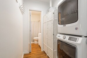 Een douche, een haardroger, handdoeken, zeep
