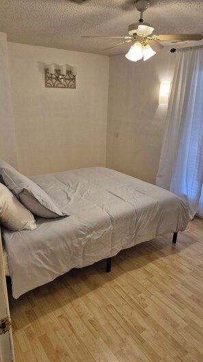 3 makuuhuonetta, silitysrauta/-lauta, ilmainen Wi-Fi, vuodevaatteet