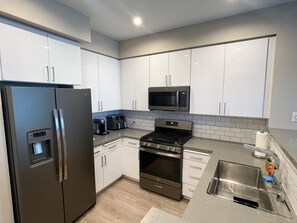 Mikrobølgeovn, ovn, kokeplater og oppvaskmaskin