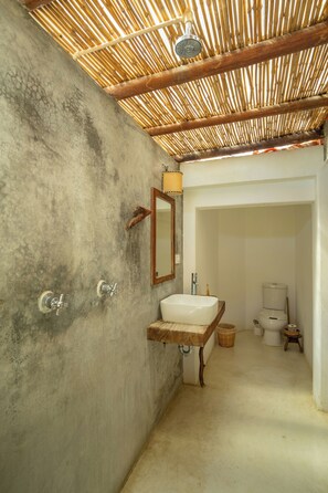 Sèche-cheveux, serviettes fournies, savon, papier toilette