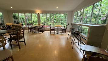 Room, 1 Bedroom, Accessible, Smoking | Dining