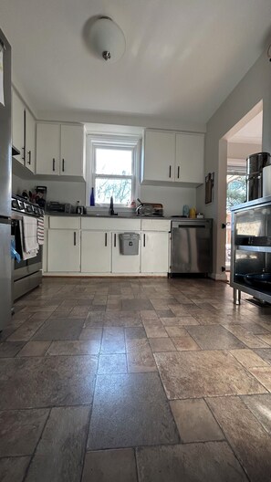 Mikrobølgeovn, ovn, kokeplater og oppvaskmaskin