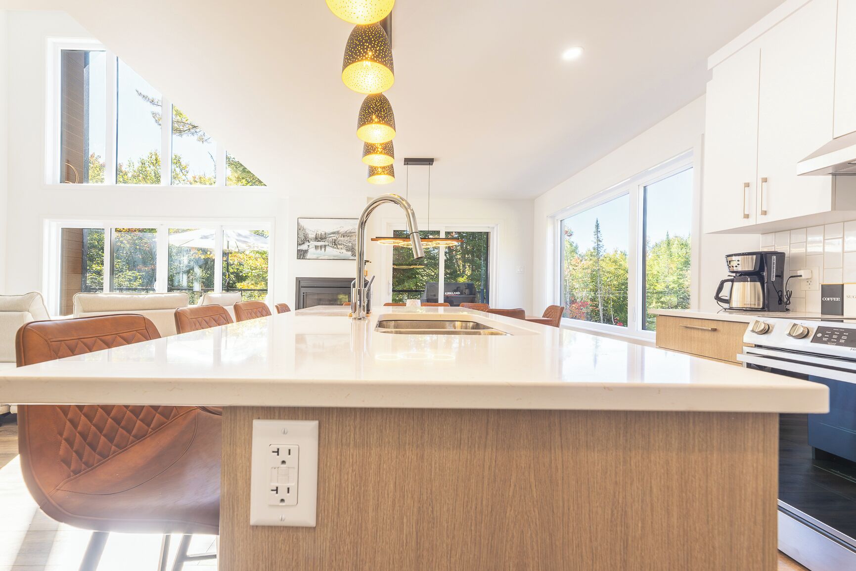 Een microgolfoven, een oven, een kookplaat, een vaatwasser