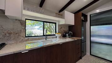 Een magnetron, een kookplaat, een vaatwasser