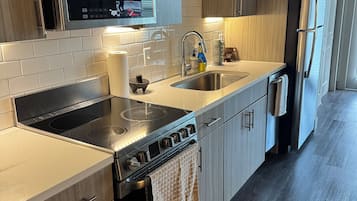 Refrigerador, parrilla de estufa, lavavajillas y utensilios de cocina