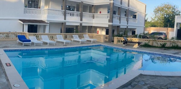 من حمّامات السباحة المغطاة