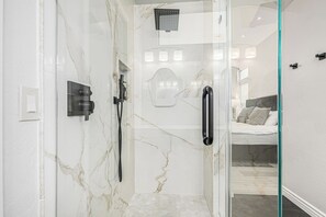 Een bubbelbad, een haardroger, handdoeken, zeep