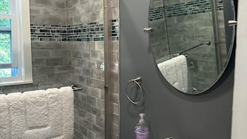 Douche, sĂšche-cheveux, serviettes fournies, savon