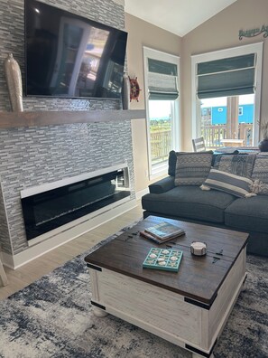 Smart TV, fireplace - Stunning 4-bedroom house on Bolivar Peninsula (Bolivar Peninsula)