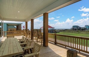 Outdoor dining - Stunning 4-bedroom house on Bolivar Peninsula (Bolivar Peninsula)