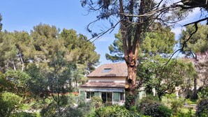 A house surrounded by dense greenery and trees. - BEACH FOREST CALM NATURE (Six-Fours-les-Plages)