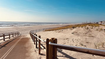 Beach nearby, sun loungers, beach towels