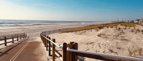 Plage à proximité, chaise longue, serviettes de plage