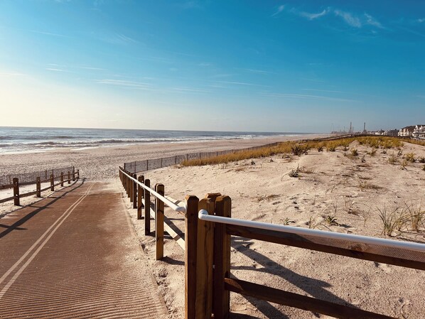 Ranta lähistöllä, aurinkotuoleja, rantapyyhkeitä