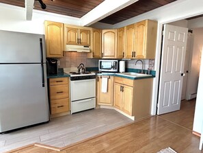 Jääkaappi, mikroaaltouuni, uuni, liesi