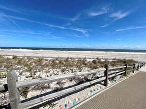 In Strandnähe, Liegestühle, Strandtücher