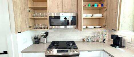 Microondas, horno, placa de cocina, lavavajillas