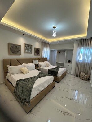 5 habitaciones, tabla de planchar con plancha, wifi y ropa de cama 