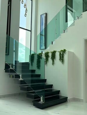 المنشأة من الداخل