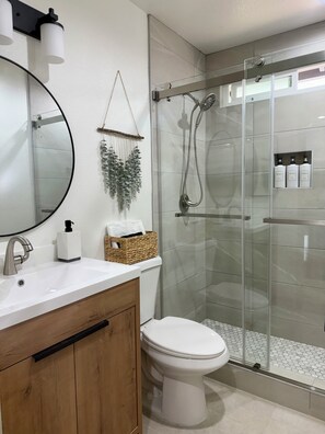 Hair dryer, towels, soap, shampoo - Designer's Touch: stylish 4-bed in Paradise Hills, San Diego (San Diego)