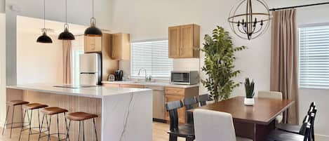 Réfrigérateur, four à micro-ondes, un four, surface de cuisson