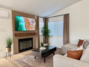 Smart TV, fireplace - Designer's Touch: stylish 4-bed in Paradise Hills, San Diego (San Diego)
