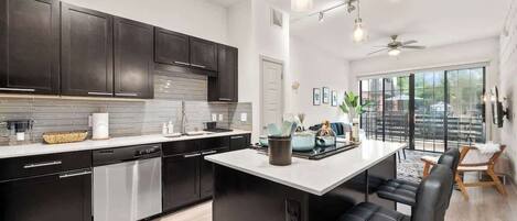 Een koelkast, een microgolfoven, een oven, een kookplaat