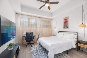 1 slaapkamer, een strijkplank/strijkijzer, wifi, beddengoed