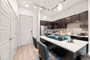 Een koelkast, een magnetron, een oven, een kookplaat