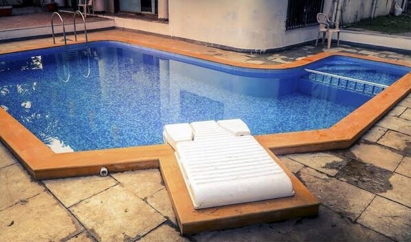 10 outdoor pools