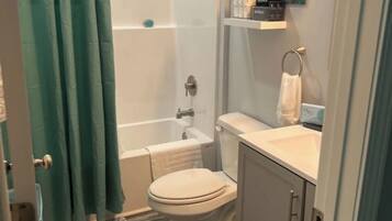 Deluxe Studio Suite, Balcony, Canal View | Bathroom