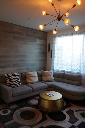 Living area - Wonderful townhome with central air near Downtown AC in vibrant Oakland (Oakland)