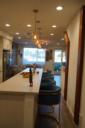 Dining - Wonderful townhome with central air near Downtown AC in vibrant Oakland (Oakland)