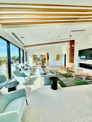 TV - Luxury 1BR with Rooftop • 5 min to Logan Airport (Boston)