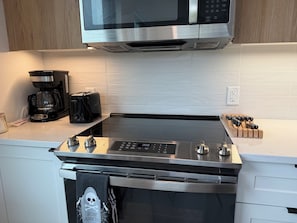 Micro-ondes, four, plaque de cuisson, lave-vaisselle