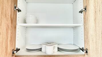 Secador de cabelo, bidê, toalhas de banho, sabonete