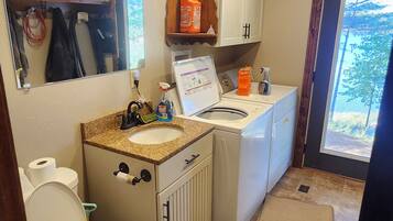 Een douche, handdoeken, zeep, toiletpapier