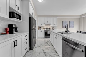 Kjøleskap, mikrobølgeovn, ovn og kokeplater