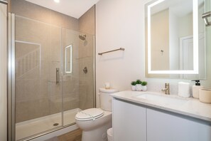 Een douche, een haardroger, handdoeken, zeep