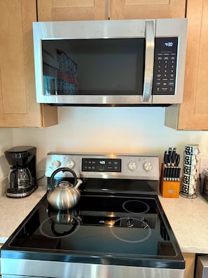 Microwave, oven, stovetop, dishwasher - 5 minutes to Belleayre! The Birch Creek Cottage (Big Indian)