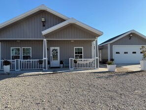 Exterior - Peaceful and quiet 3 bedroom 2 bath ranch. Perfect to accommodate a party of 8. (Terrell)