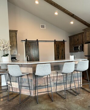 Microwave, oven, stovetop, dishwasher - Peaceful and quiet 3 bedroom 2 bath ranch. Perfect to accommodate a party of 8. (Terrell)