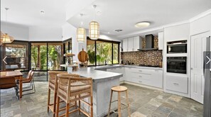 Private kitchen - Perfect 5-bedroom house with AC in South Yunderup (South Yunderup)