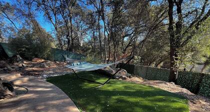 The Tree House 4-bedroom house in charming Placerville with AC sleeps 8