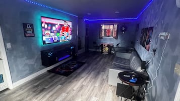 Älytelevisio, takka, videopelejä, pöytätennispöytä