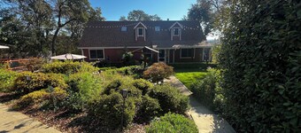 The Tree House 4-bedroom house in charming Placerville with AC sleeps 8