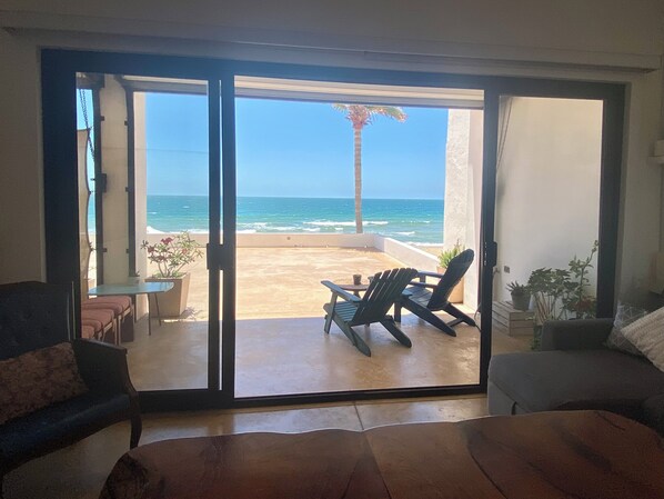 TV - Colibrí; Beach front ground floor apartment with ocean views, luxury kitchen (Bahía de Kino)