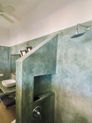 Shower, hair dryer, towels, soap - Colibrí; Beach front ground floor apartment with ocean views, luxury kitchen (Bahía de Kino)